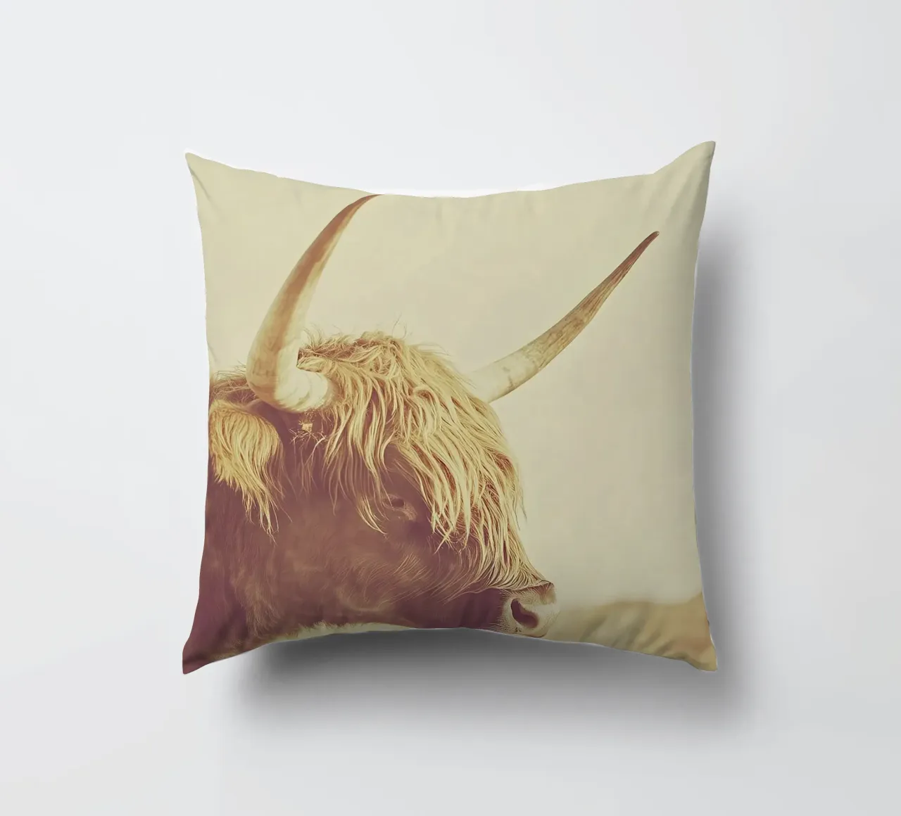 Una foto di una mucca highland di profilo, con il pelo lungo cuscino da Nikis Art Studio