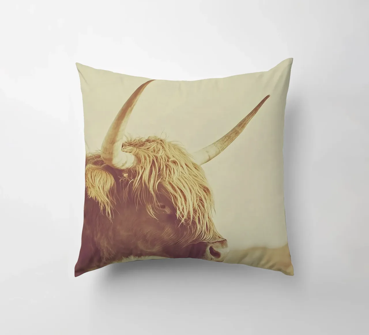 Una foto di una mucca highland di profilo, con il pelo lungo cuscino da Nikis Art Studio