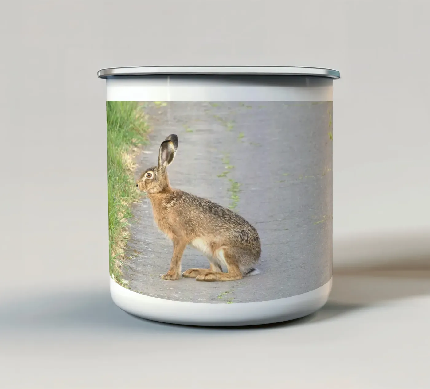 Lauschender Hase am Feldweg Emaille Tasse von DR-Moments