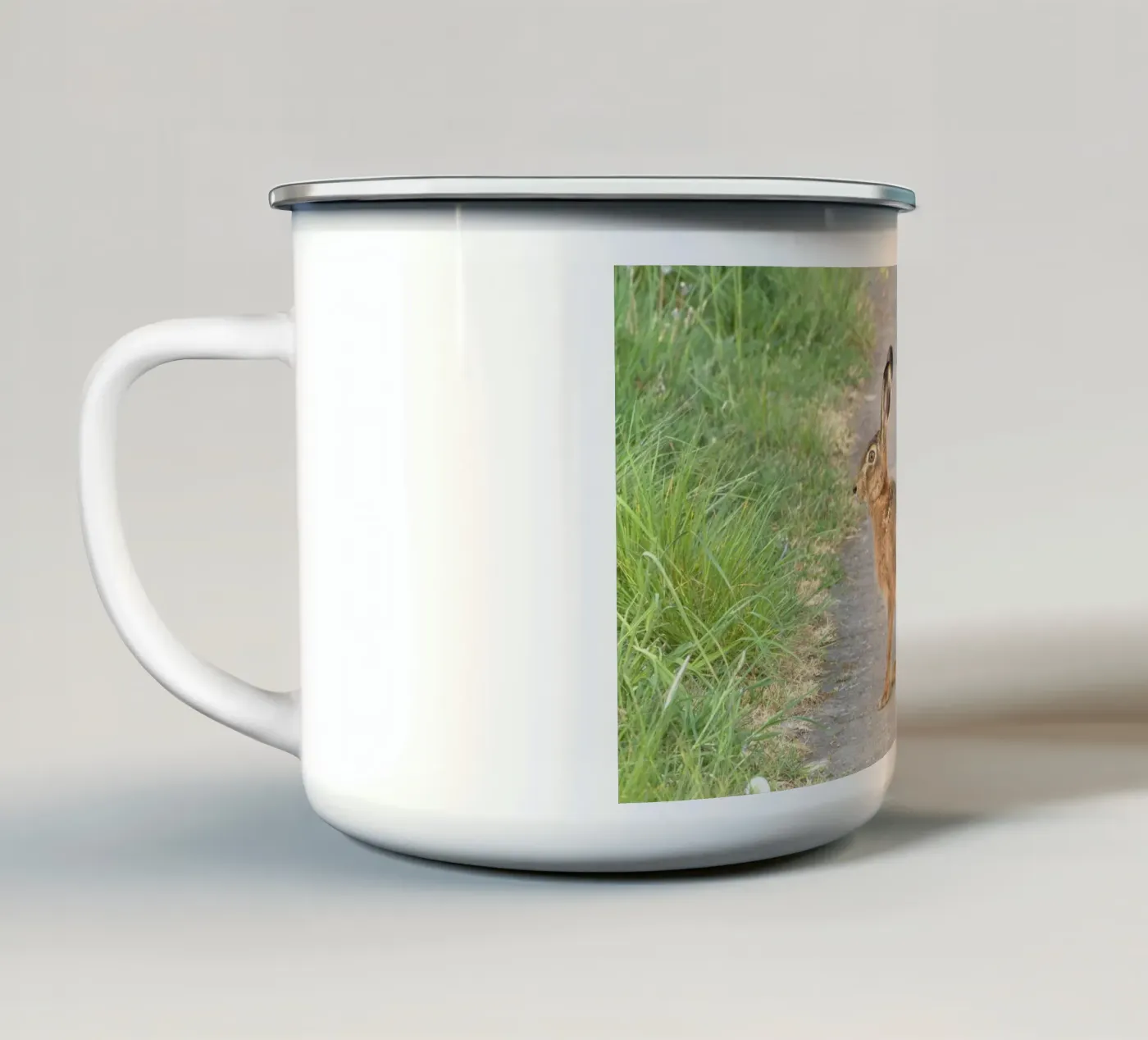 Lauschender Hase am Feldweg Emaille Tasse von DR-Moments