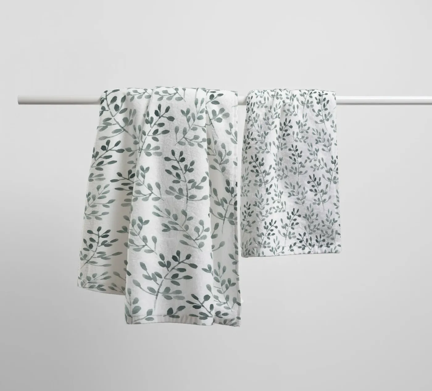 Tiny Leaves Green Pattern asciugamano da bagno da anisillustration