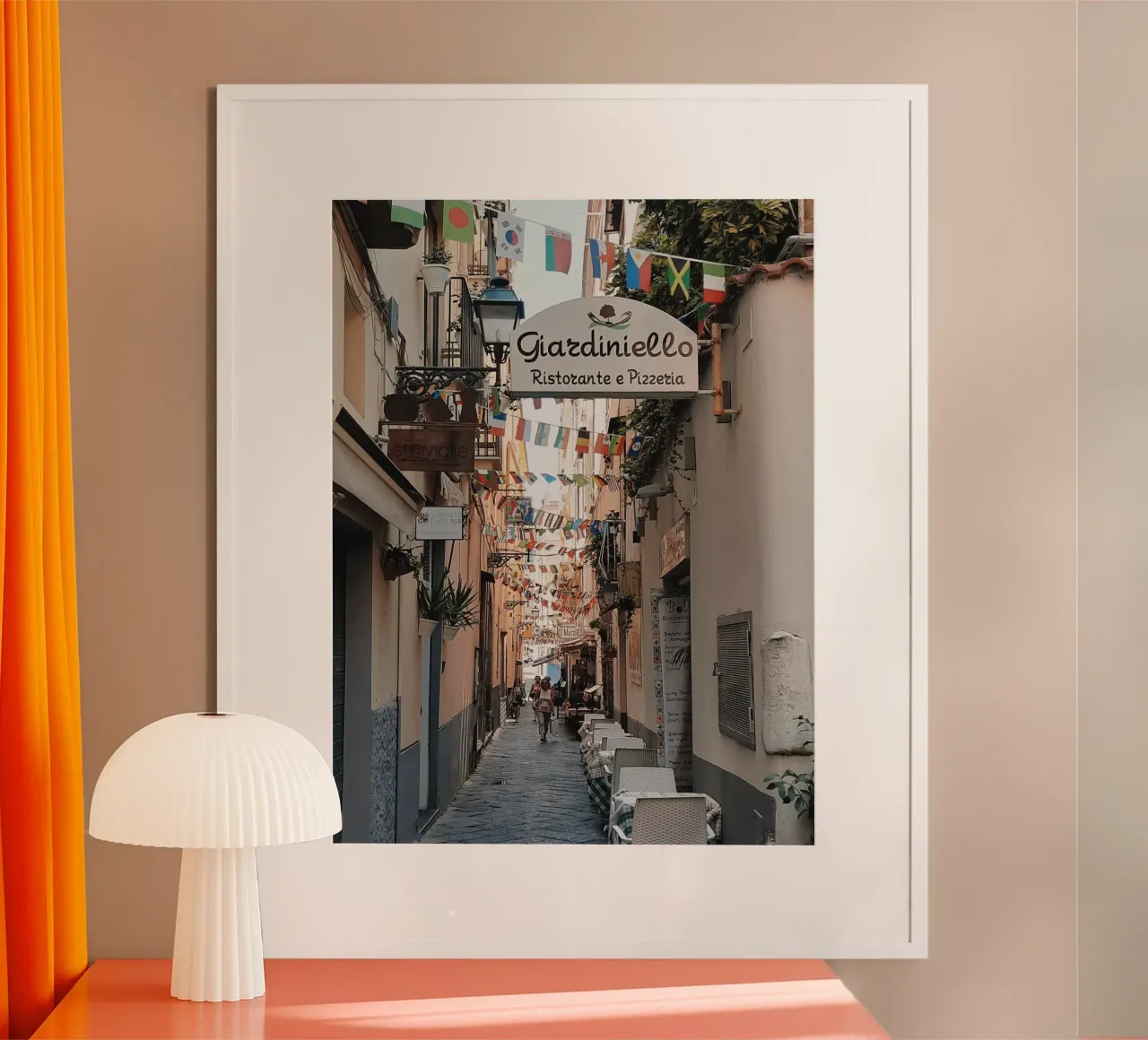 Daily Scene of Italian Street poster con telaio in legno da Les Meravelles