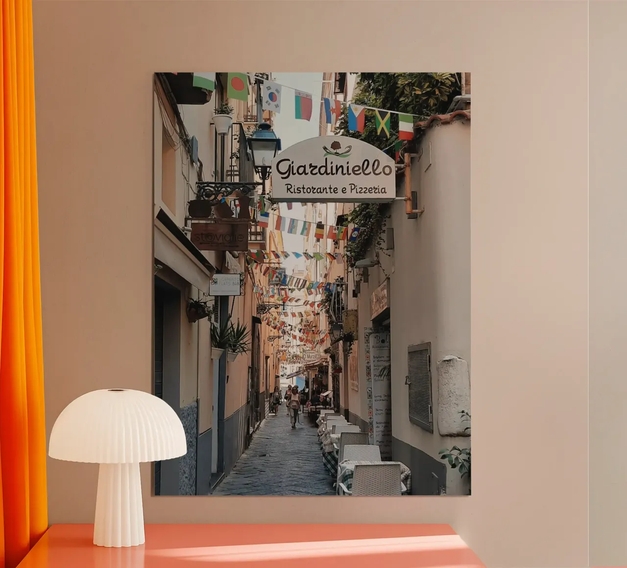 Daily Scene of Italian Street poster con telaio in legno da Les Meravelles