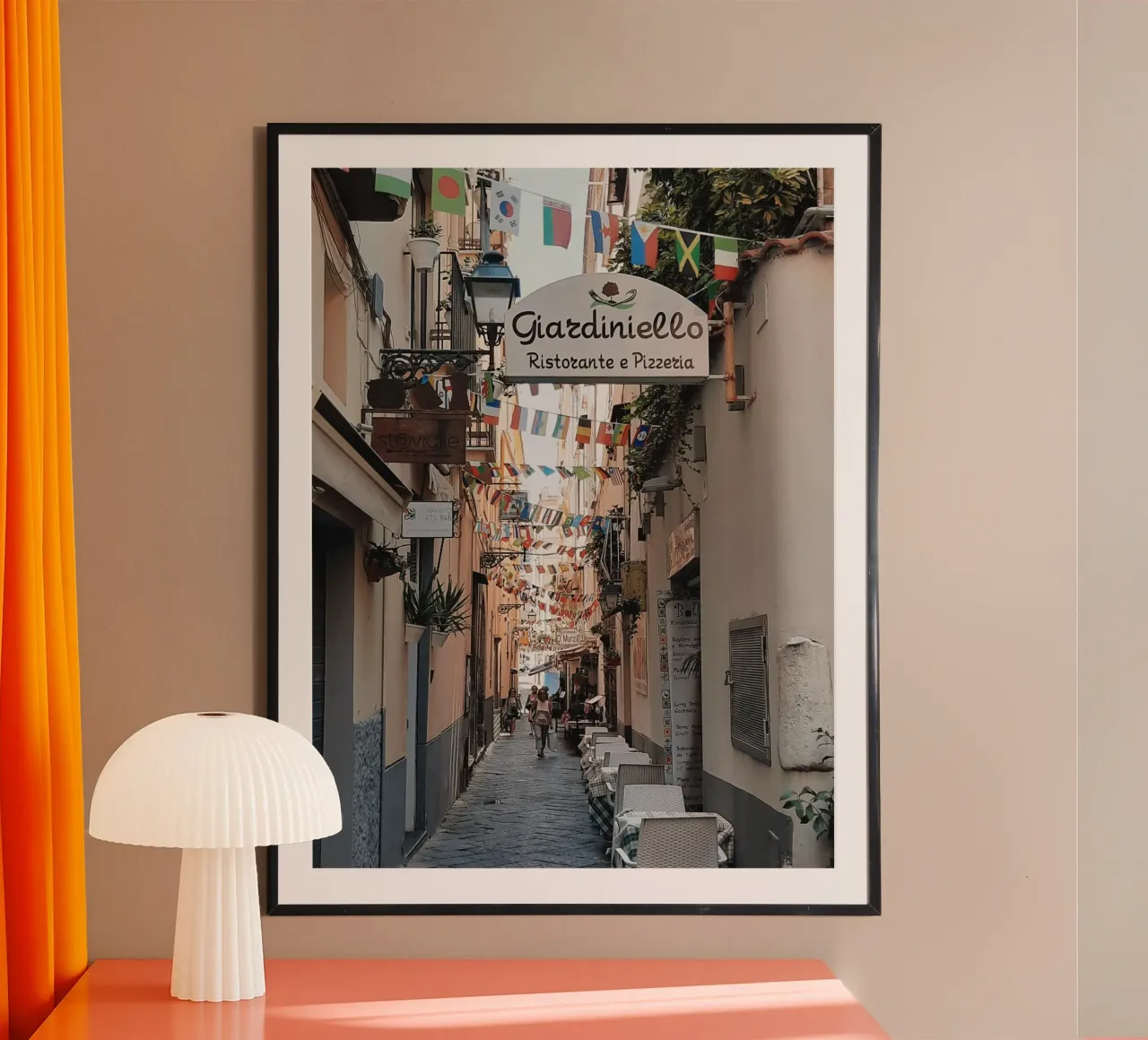 Daily Scene of Italian Street poster con telaio in legno da Les Meravelles