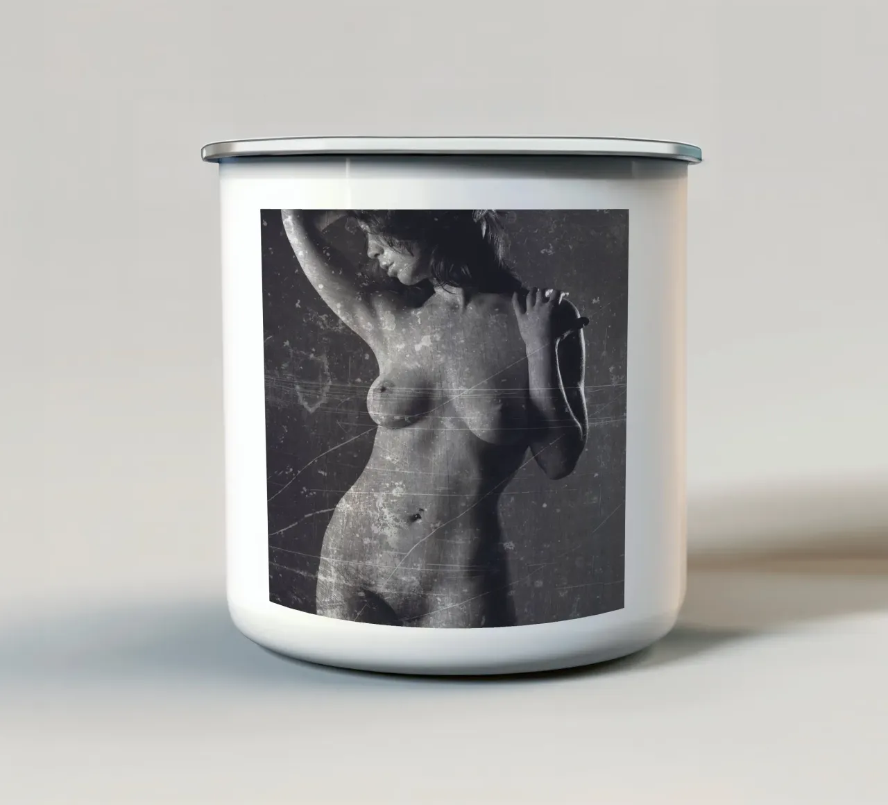 Art Nude Distressed tazza in smalto da Dave Hare Photography