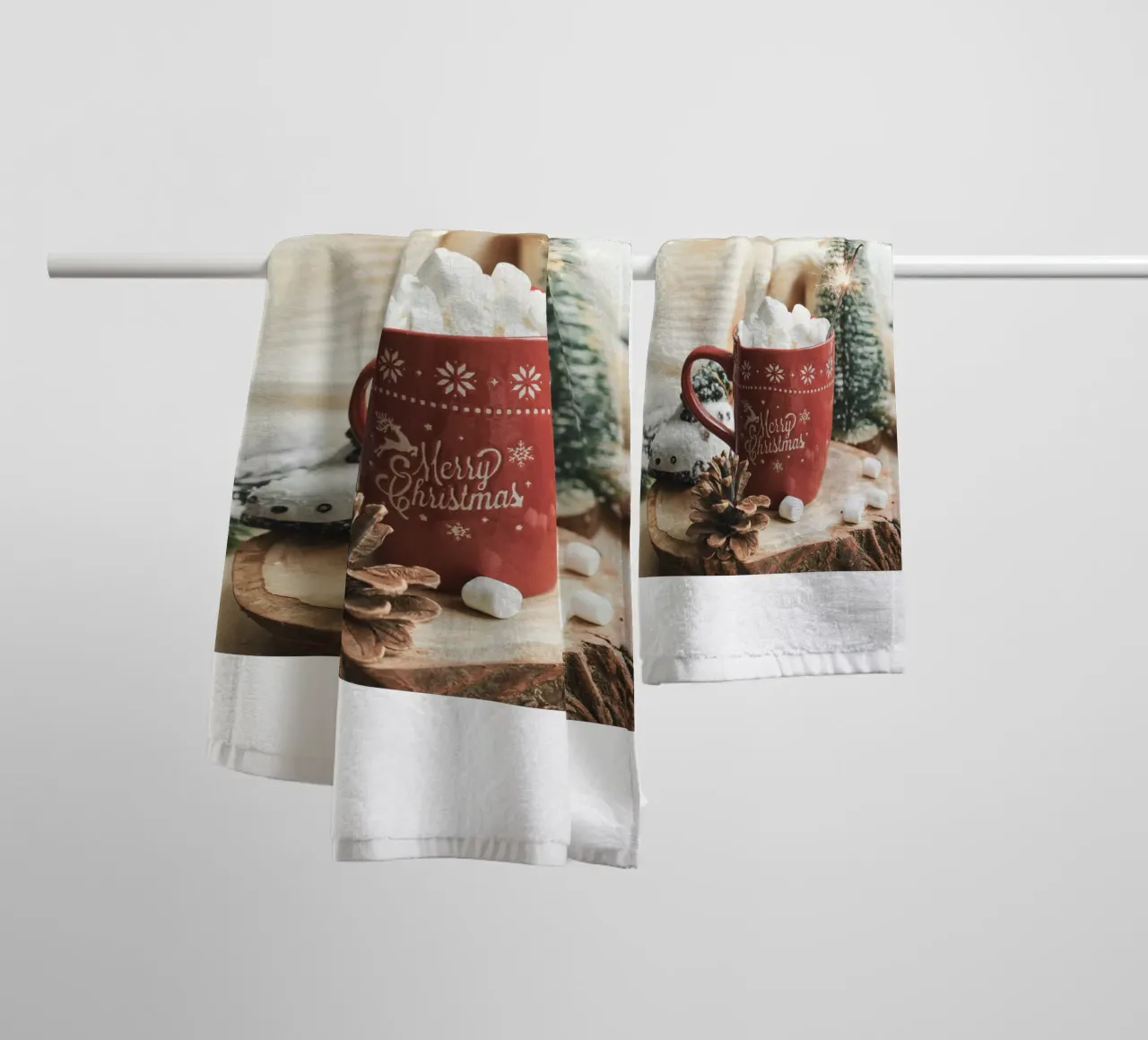 Kerstmok met marshmallows - Gezellige kerst Art Print badhanddoek van Whole©