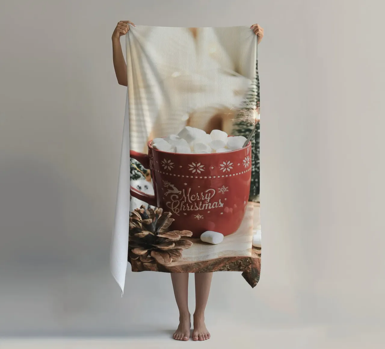 Kerstmok met marshmallows - Gezellige kerst Art Print strandhanddoek van Whole©
