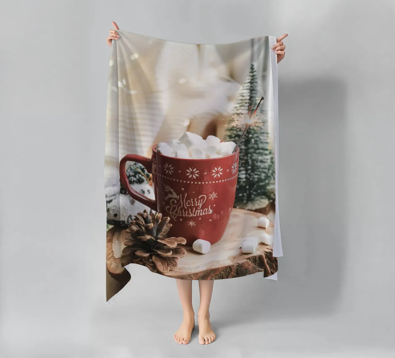 Kerstmok met marshmallows - Gezellige kerst Art Print strandhanddoek van Whole©