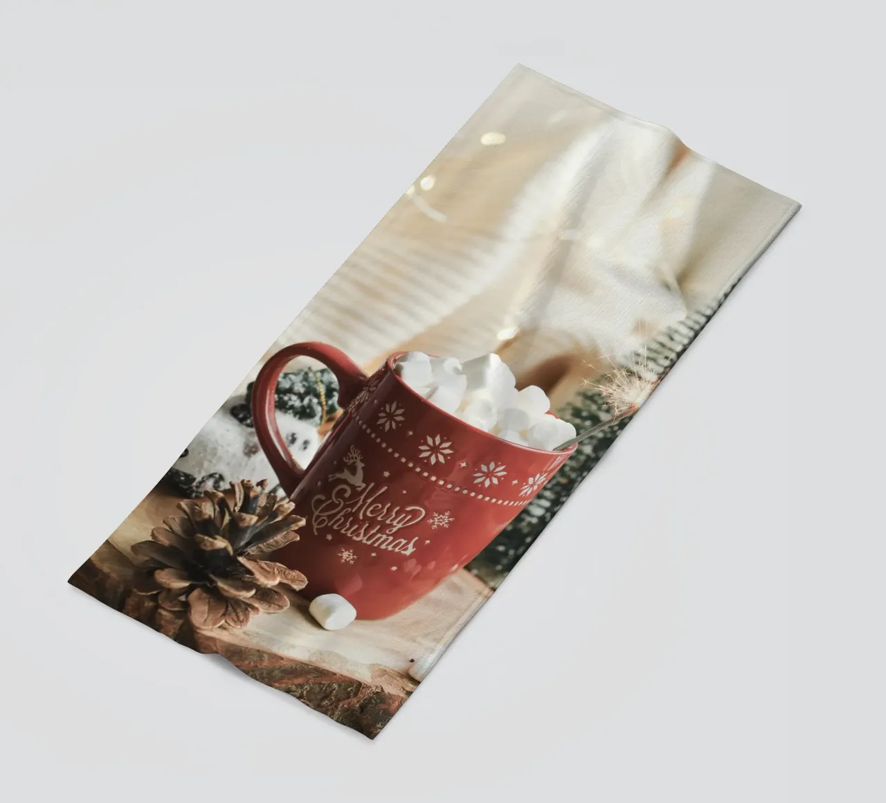 Kerstmok met marshmallows - Gezellige kerst Art Print strandhanddoek van Whole©