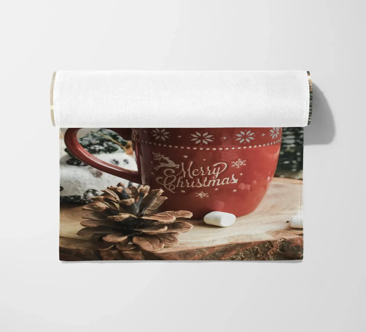 Kerstmok met marshmallows - Gezellige kerst Art Print strandhanddoek van Whole©