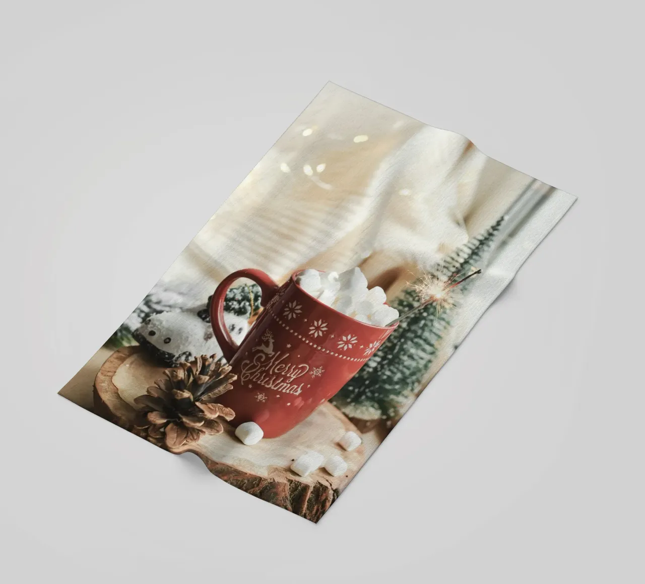 Kerstmok met marshmallows - Gezellige kerst Art Print strandhanddoek van Whole©