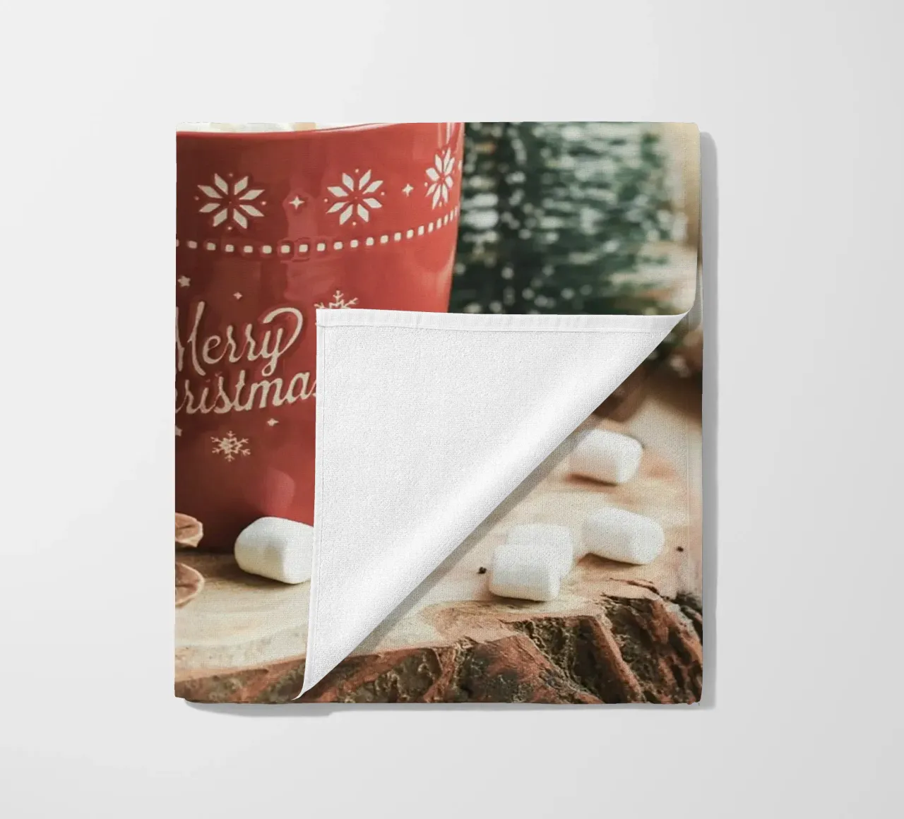 Kerstmok met marshmallows - Gezellige kerst Art Print strandhanddoek van Whole©
