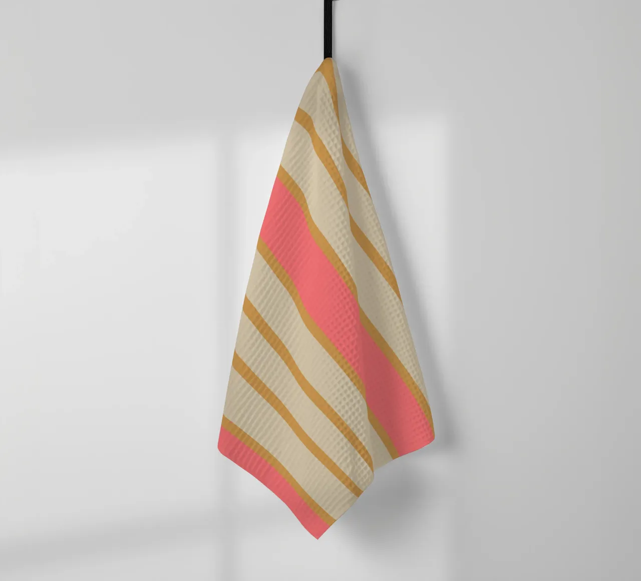 Strisce Regency oro-rosa canovaccio da cucina da Victoriabeyer