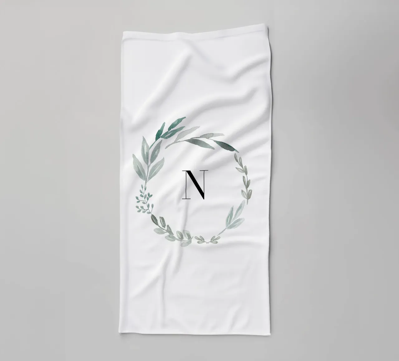 Eucalyptus Watercolor Wreath with Letter asciugamano da bagno da anisillustration