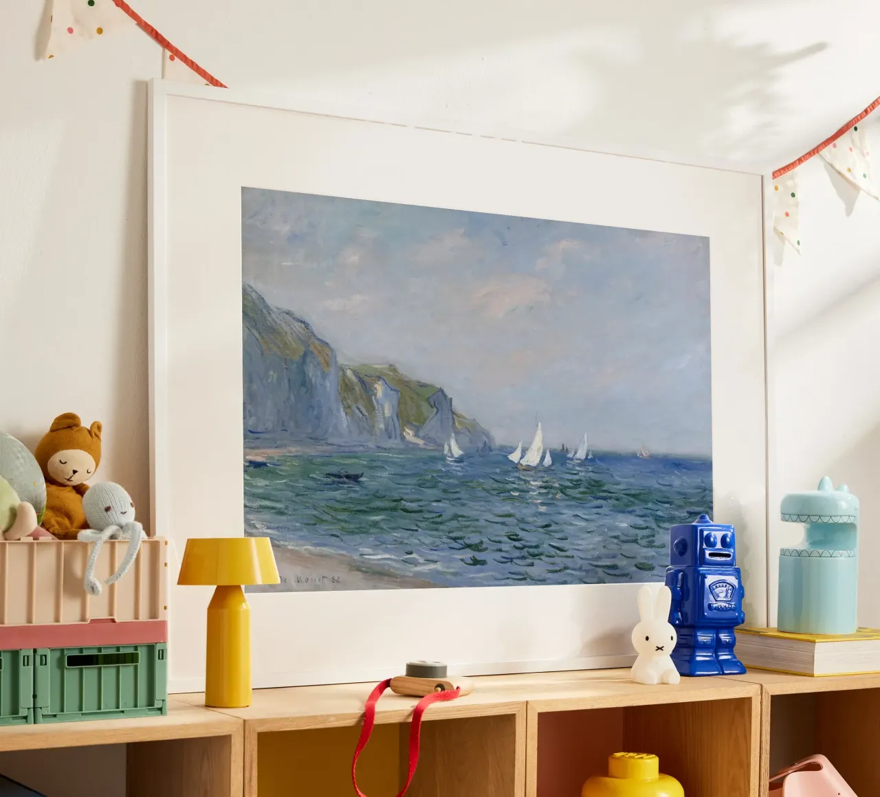 Monet - Scogliere e barche a vela a Pourville poster con telaio in alluminio da ARTOTHEK