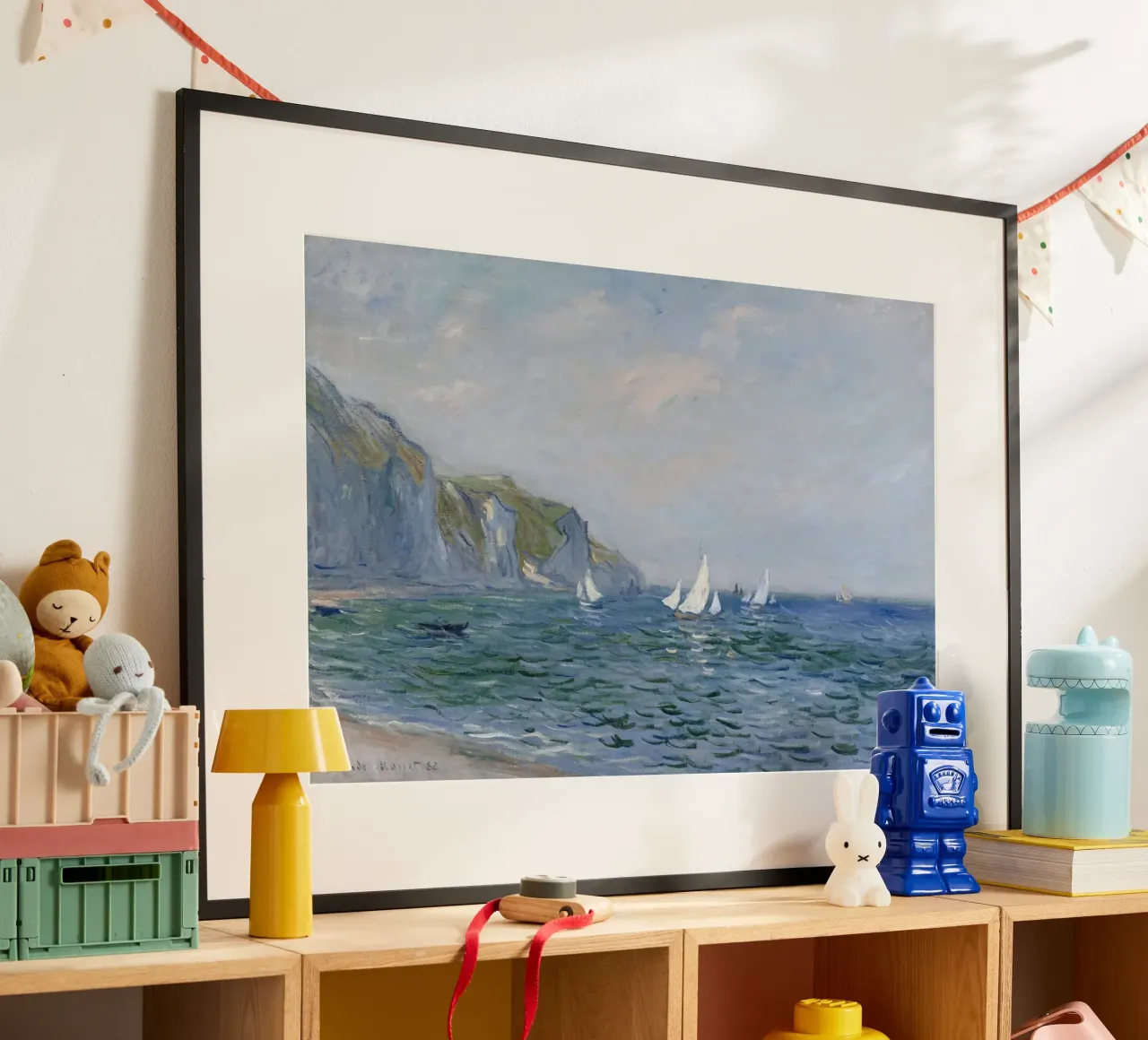 Monet - Scogliere e barche a vela a Pourville poster con telaio in alluminio da ARTOTHEK
