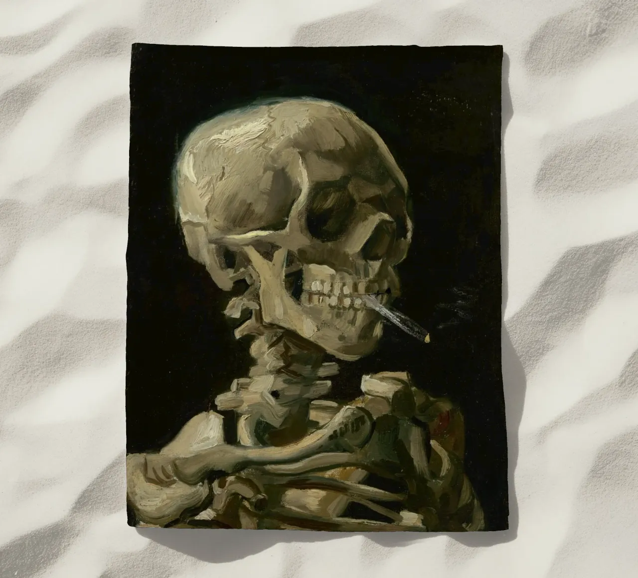 Vincent Van Gogh - Teschio di scheletro con sigaretta accesa telo mare da Timeless Artworks