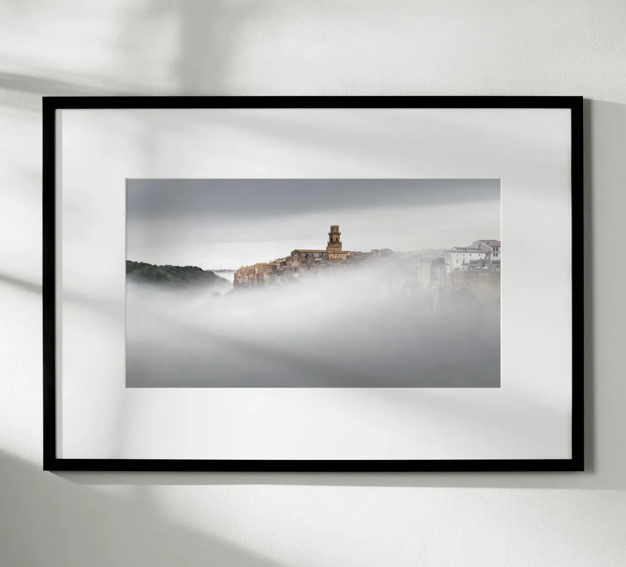 Ancient Skyline Pitigliano - Italien poster con telaio in plastica da Håggard Photography | Ronny Behnert
