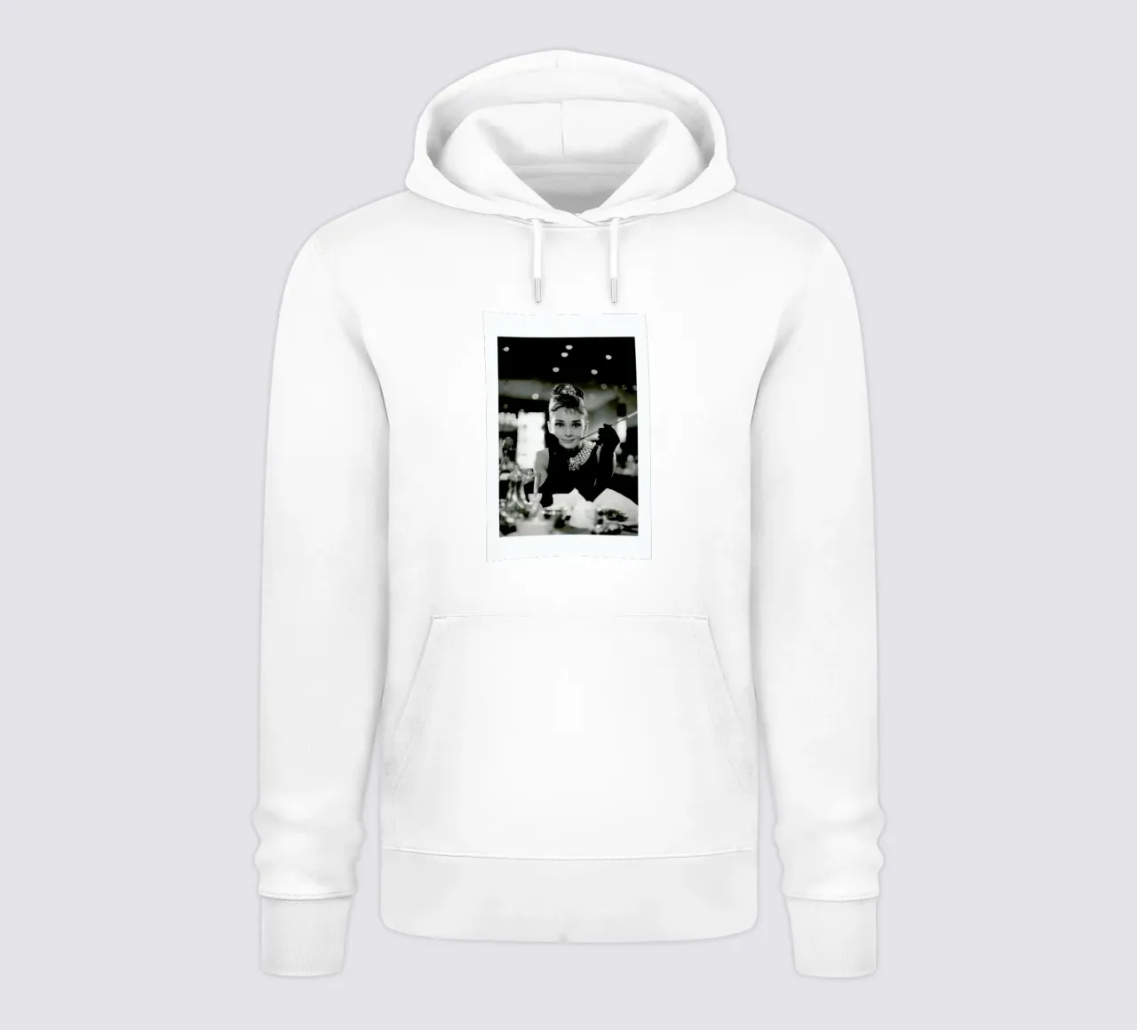 Audrey Hepburn in Breakfast at Tiffany's, 1961 sudadera con capucha de Gallery Print and Art Limited