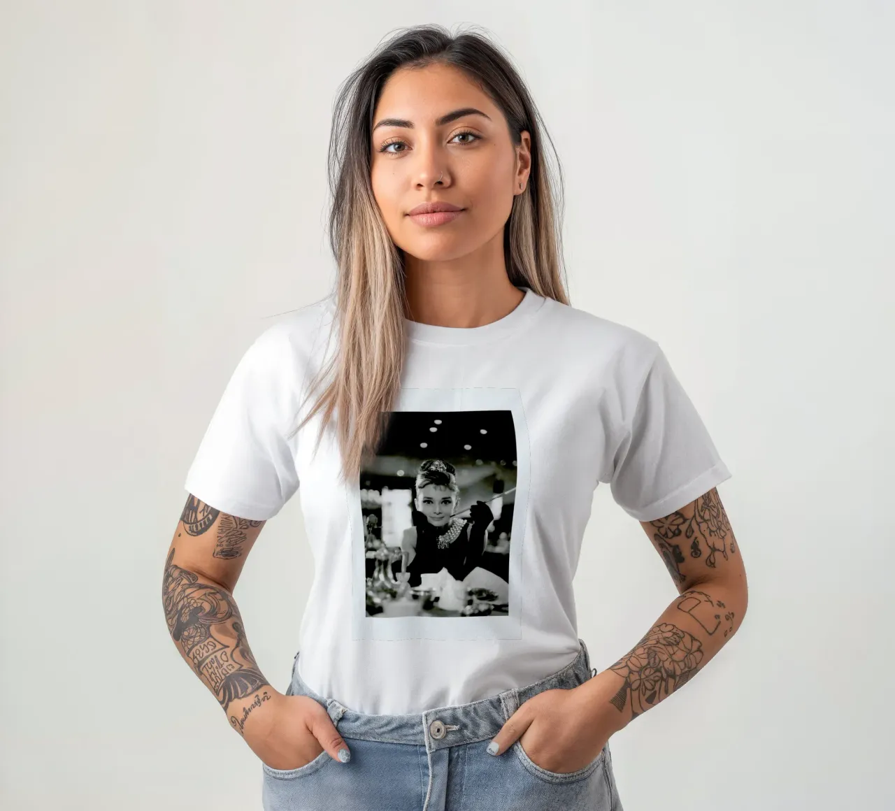 Audrey Hepburn in Breakfast at Tiffany's, 1961 t-shirt da Gallery Print and Art Limited