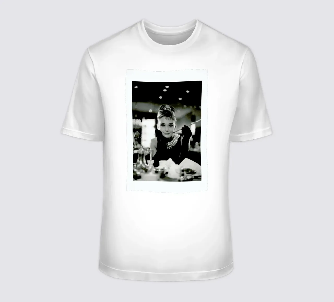 Audrey Hepburn in Breakfast at Tiffany's, 1961 t-shirt da Gallery Print and Art Limited