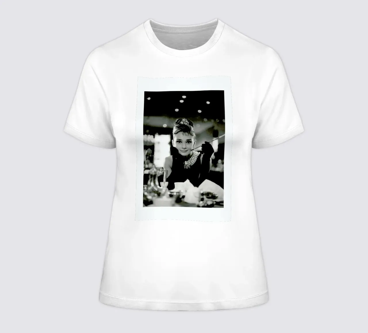Audrey Hepburn in Breakfast at Tiffany's, 1961 t-shirt da donna da Gallery Print and Art Limited