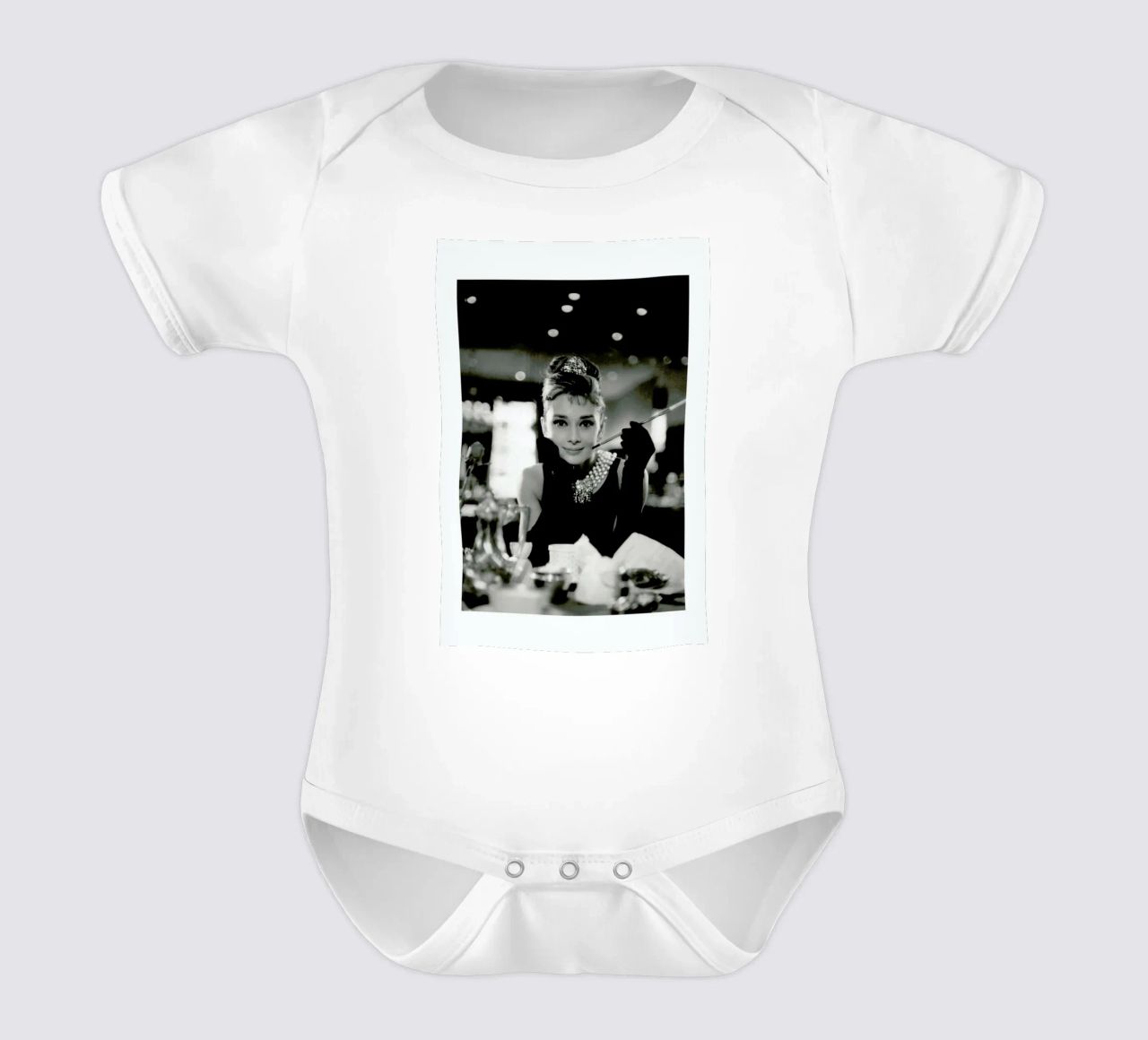 Audrey Hepburn in Breakfast at Tiffany's, 1961 Kurzarm Babybody von Gallery Print and Art Limited