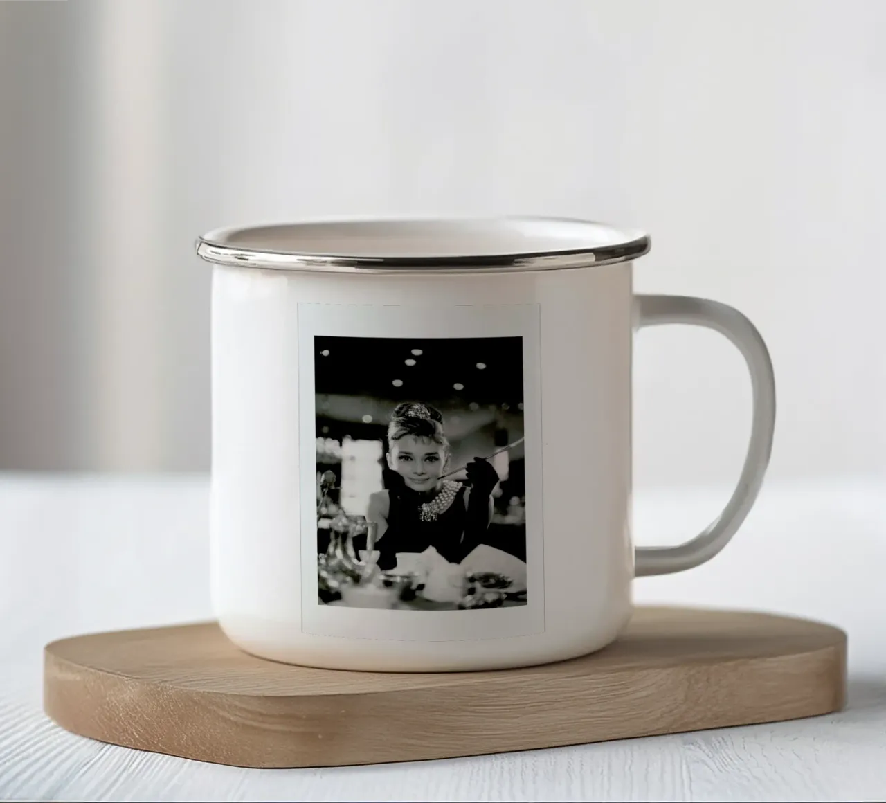 Audrey Hepburn in Breakfast at Tiffany's, 1961 tazza in smalto da Gallery Print and Art Limited
