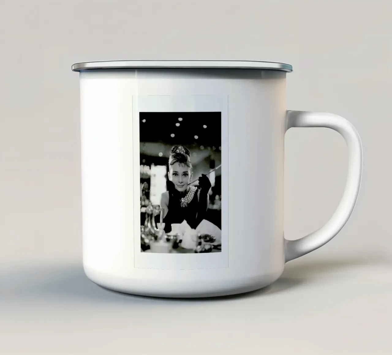 Audrey Hepburn in Breakfast at Tiffany's, 1961 tazza in smalto da Gallery Print and Art Limited
