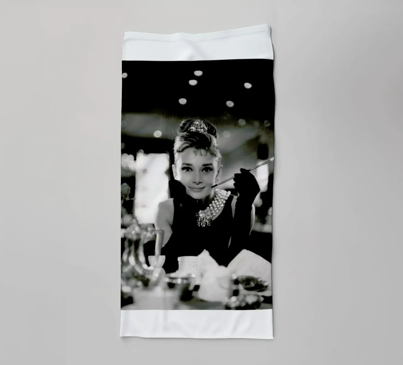 Audrey Hepburn in Breakfast at Tiffany's, 1961 asciugamano da bagno da Gallery Print and Art Limited