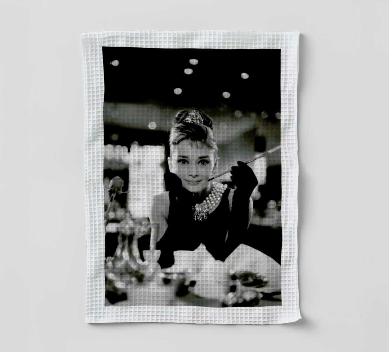 Audrey Hepburn in Breakfast at Tiffany's, 1961 torchon de Gallery Print and Art Limited
