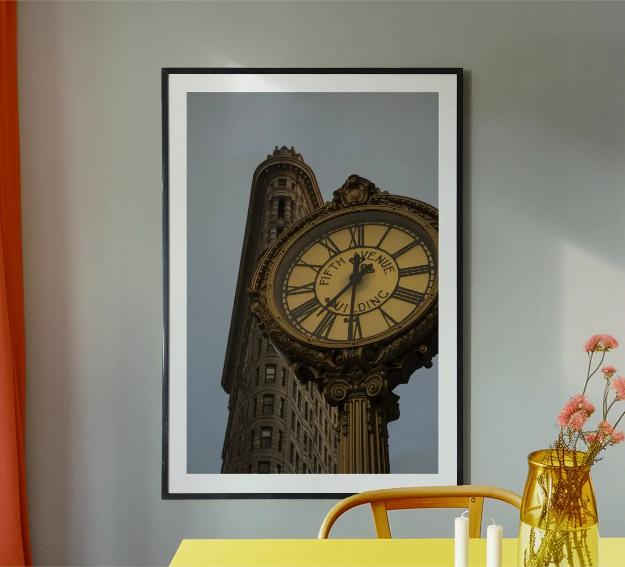 New York - Flat Iron Building und Uhr poster con telaio in plastica da Nadine Ginzel