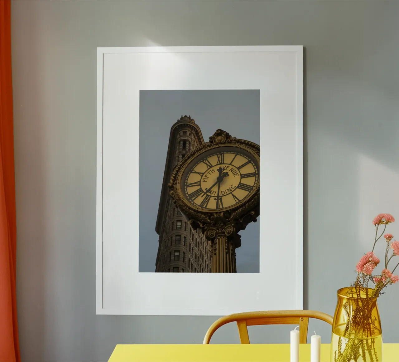 New York - Flat Iron Building und Uhr poster con telaio in plastica da Nadine Ginzel