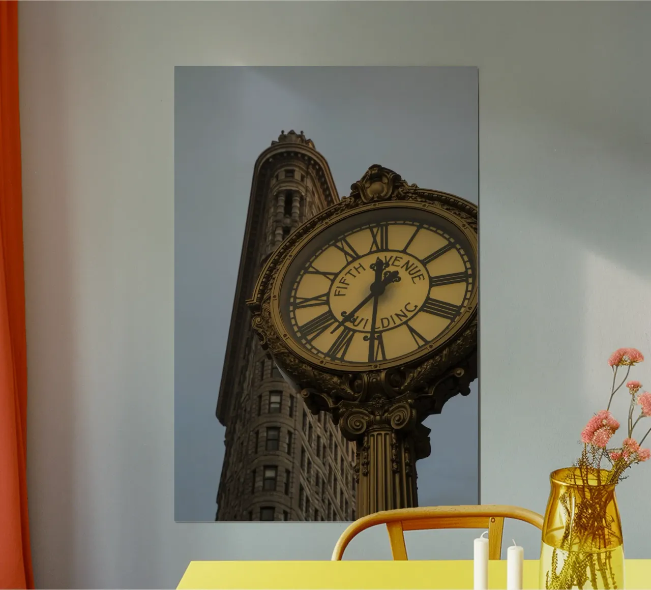 New York - Flat Iron Building und Uhr poster con telaio in plastica da Nadine Ginzel