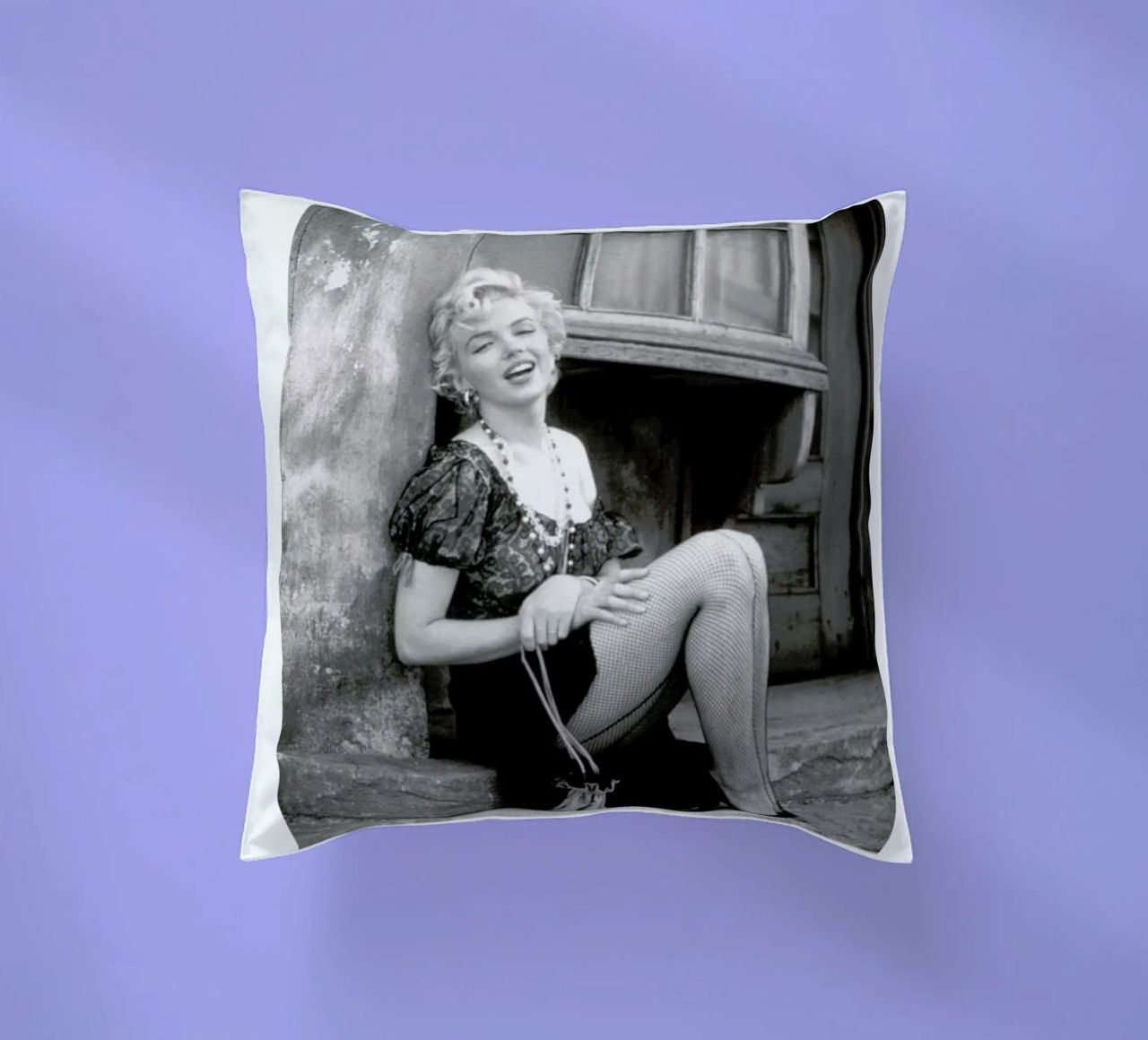 Marilyn Monroe in Bus Stop cuscino da Gallery Print and Art Limited