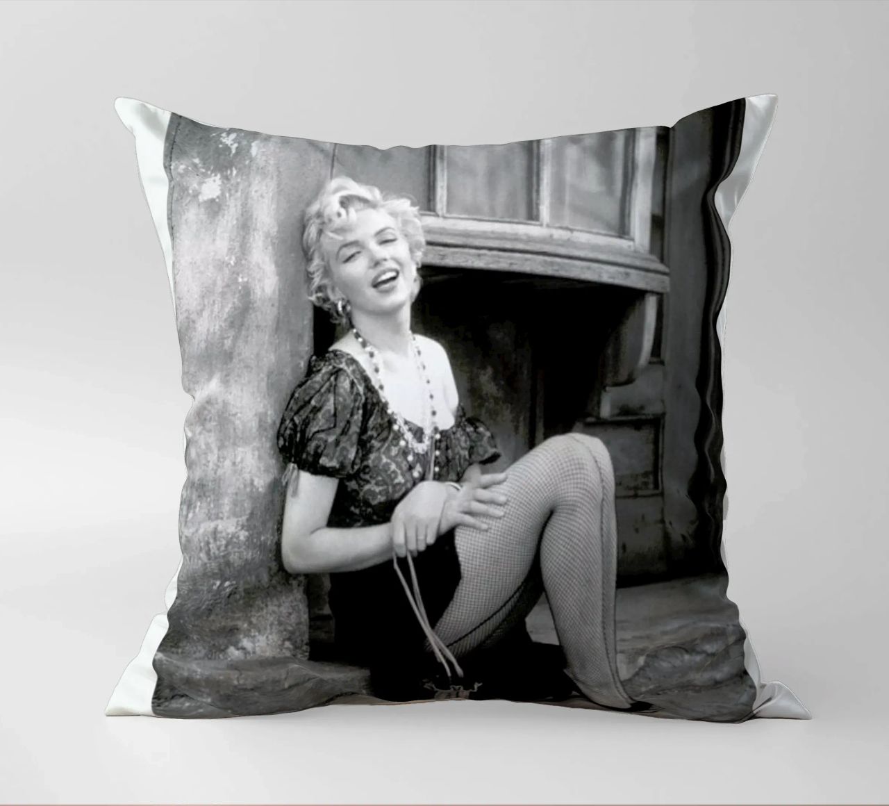 Marilyn Monroe in Bus Stop cuscino da Gallery Print and Art Limited
