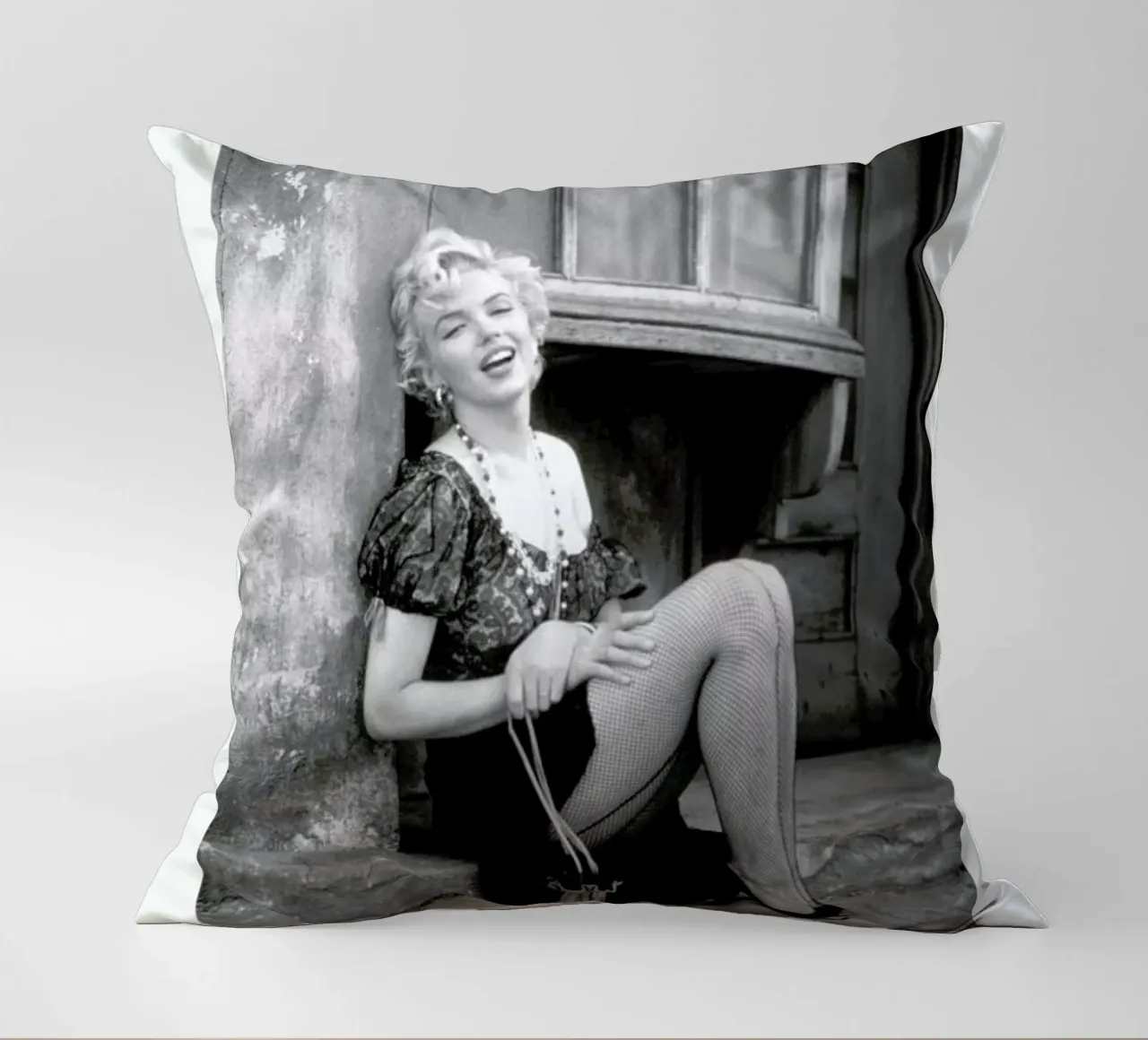 Marilyn Monroe in Bus Stop cuscino da Gallery Print and Art Limited