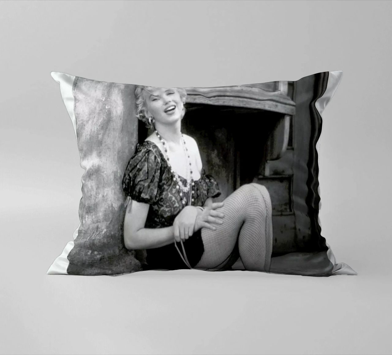 Marilyn Monroe in Bus Stop cuscino da Gallery Print and Art Limited