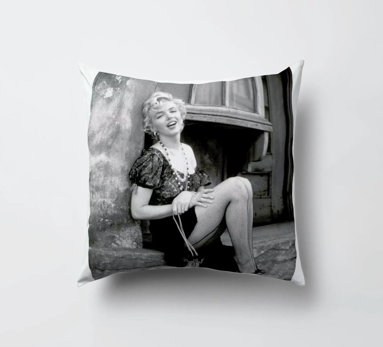 Marilyn Monroe in Bus Stop cuscino da Gallery Print and Art Limited