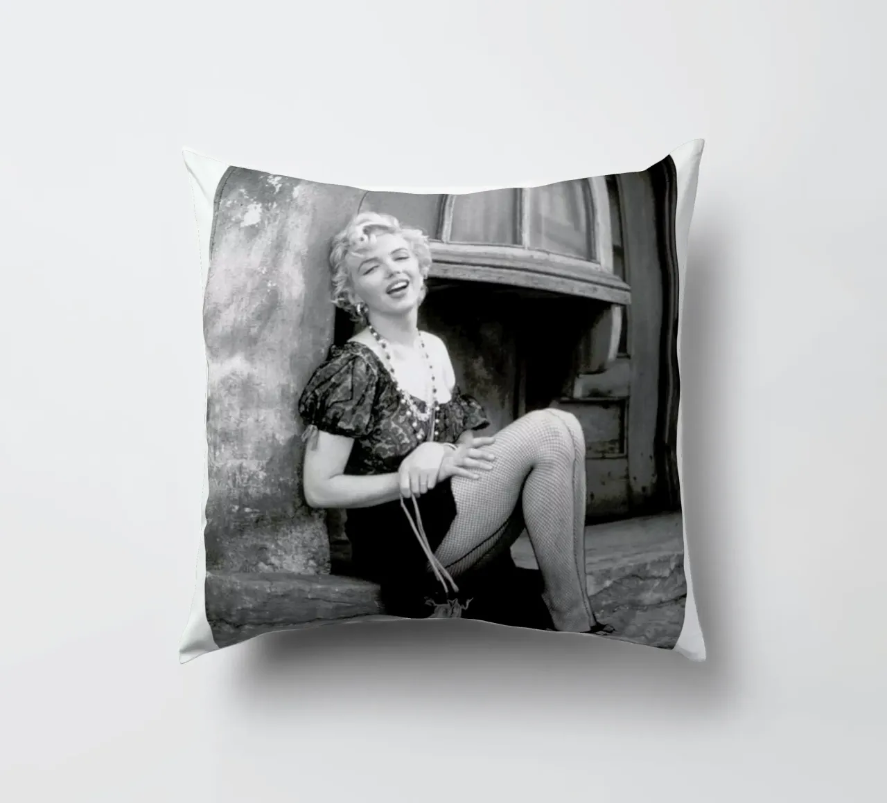 Marilyn Monroe in Bus Stop cuscino da Gallery Print and Art Limited