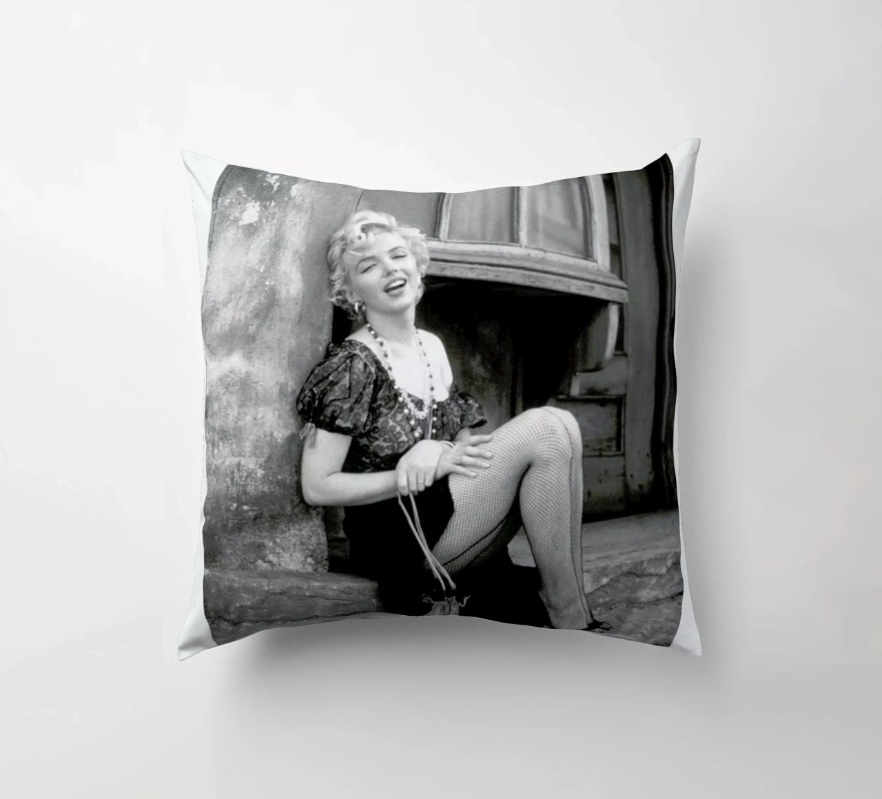 Marilyn Monroe in Bus Stop cuscino da Gallery Print and Art Limited