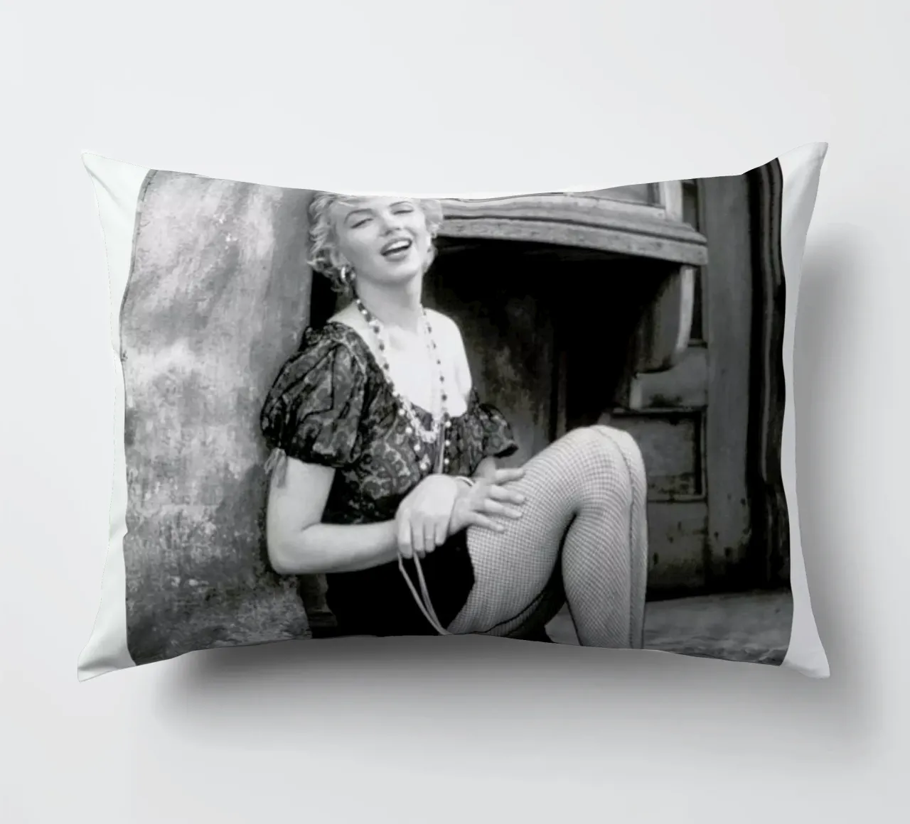 Marilyn Monroe in Bus Stop cuscino da Gallery Print and Art Limited