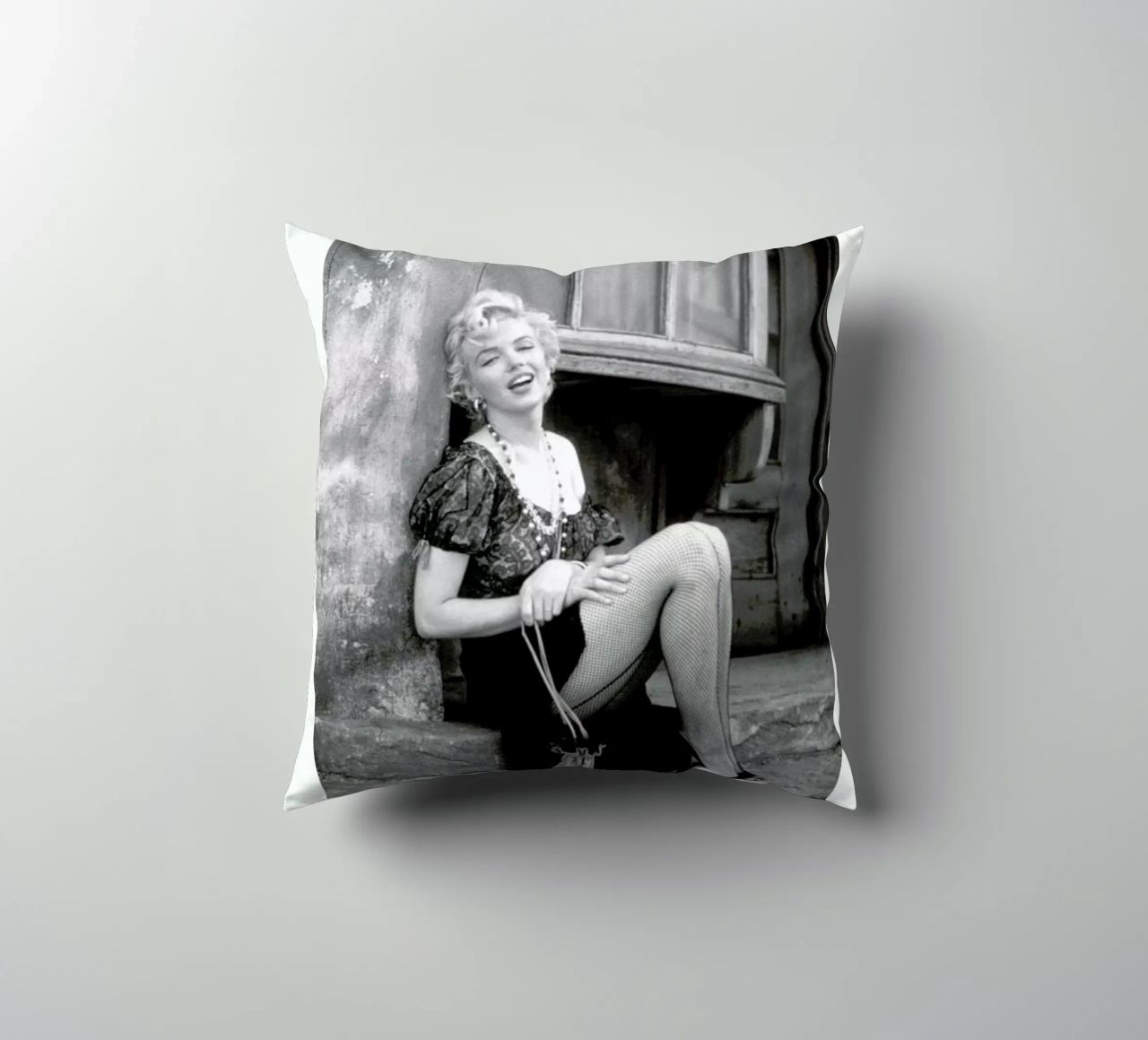 Marilyn Monroe in Bus Stop cuscino da Gallery Print and Art Limited