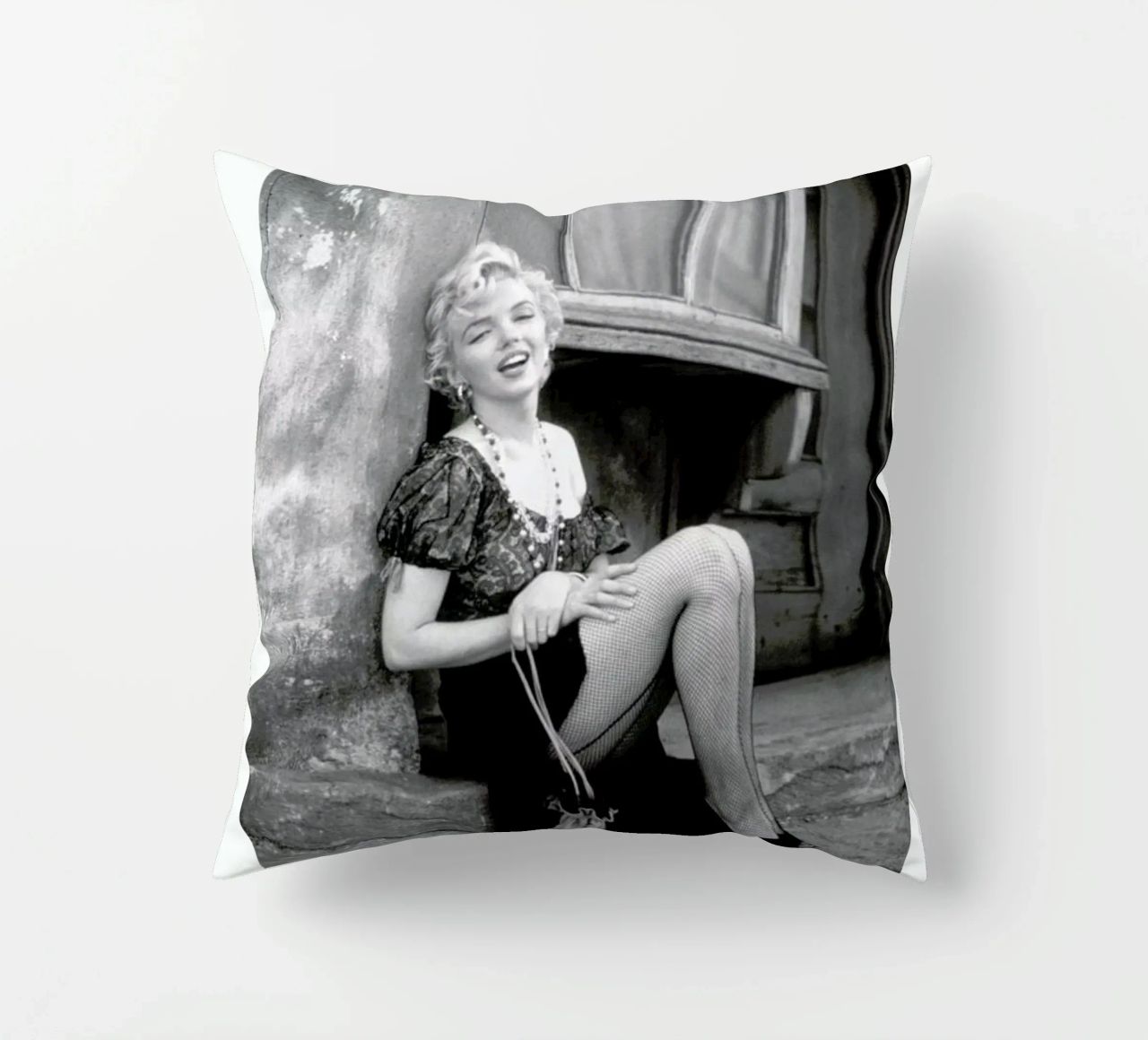 Marilyn Monroe in Bus Stop cuscino da Gallery Print and Art Limited