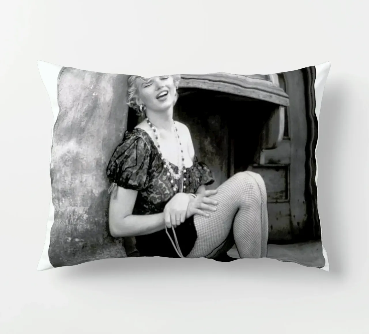 Marilyn Monroe in Bus Stop cuscino da Gallery Print and Art Limited
