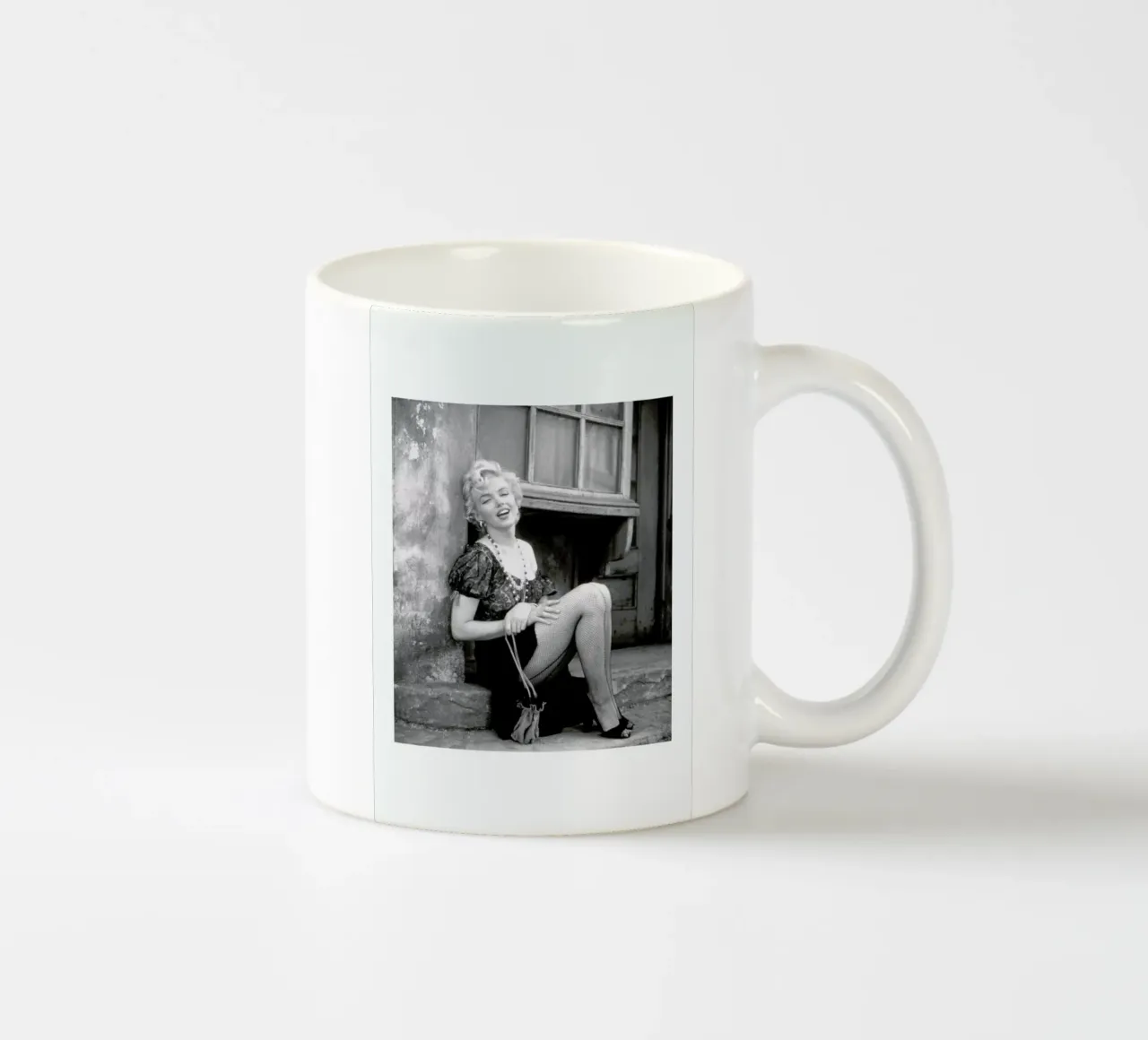 Marilyn Monroe in Bus Stop keramische mok van Gallery Print and Art Limited