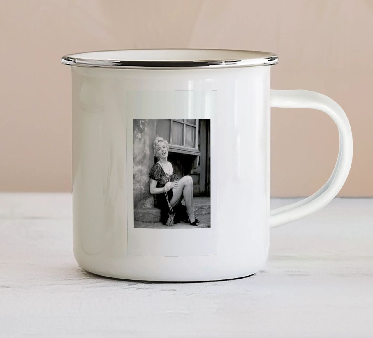 Marilyn Monroe in Bus Stop tazza in smalto da Gallery Print and Art Limited