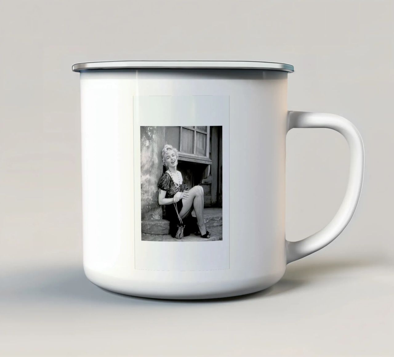 Marilyn Monroe in Bus Stop tazza in smalto da Gallery Print and Art Limited