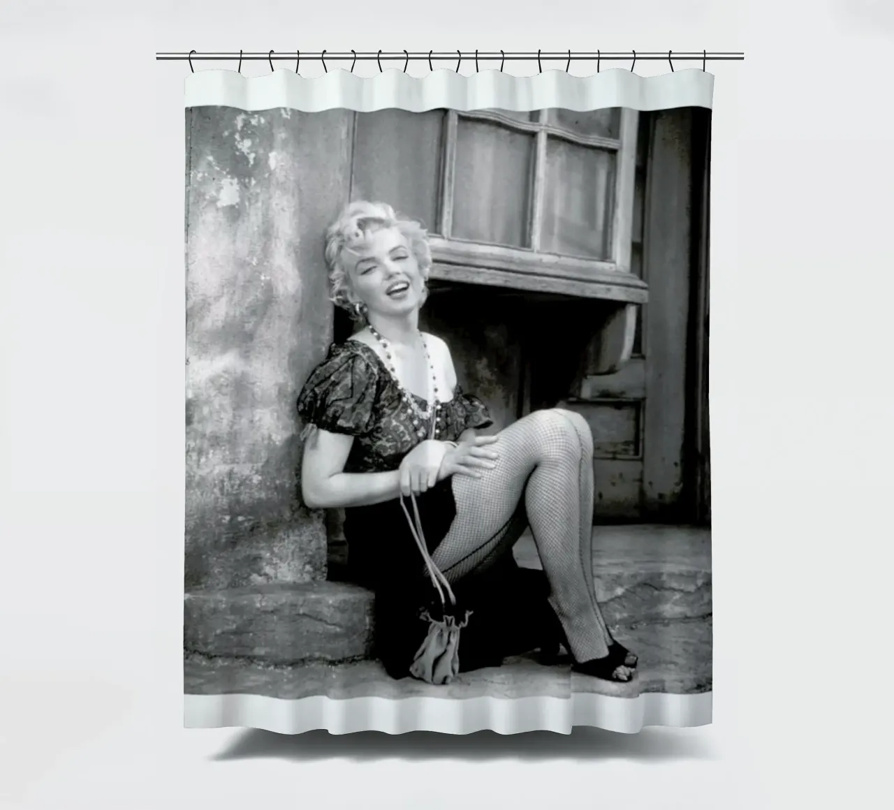 Marilyn Monroe in Bus Stop tenda da doccia da Gallery Print and Art Limited