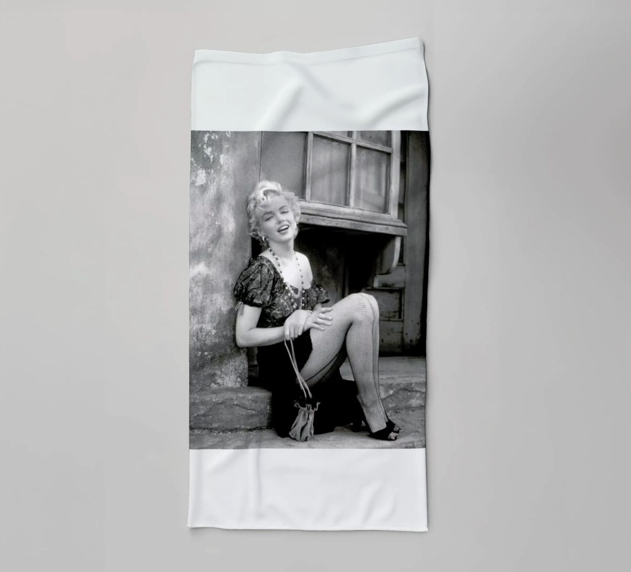Marilyn Monroe in Bus Stop asciugamano da bagno da Gallery Print and Art Limited